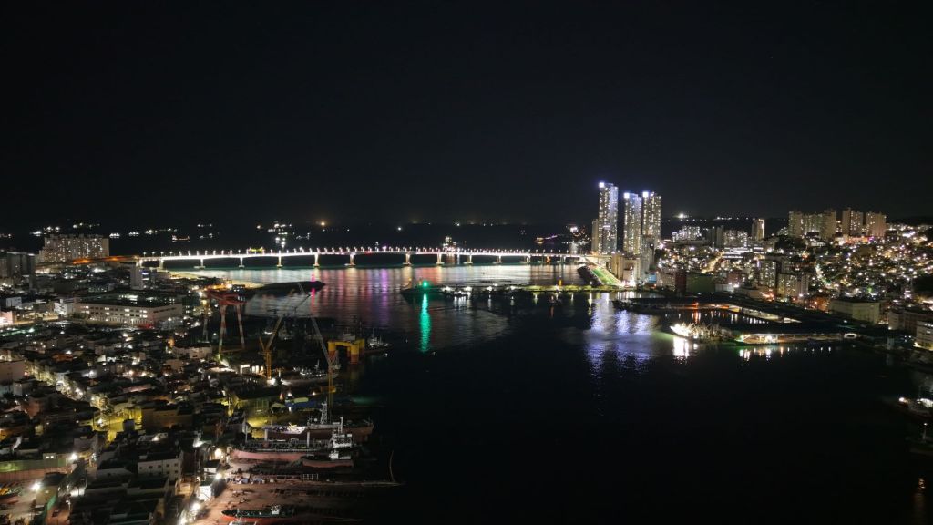 夜晚的釜山广安大桥与海湾