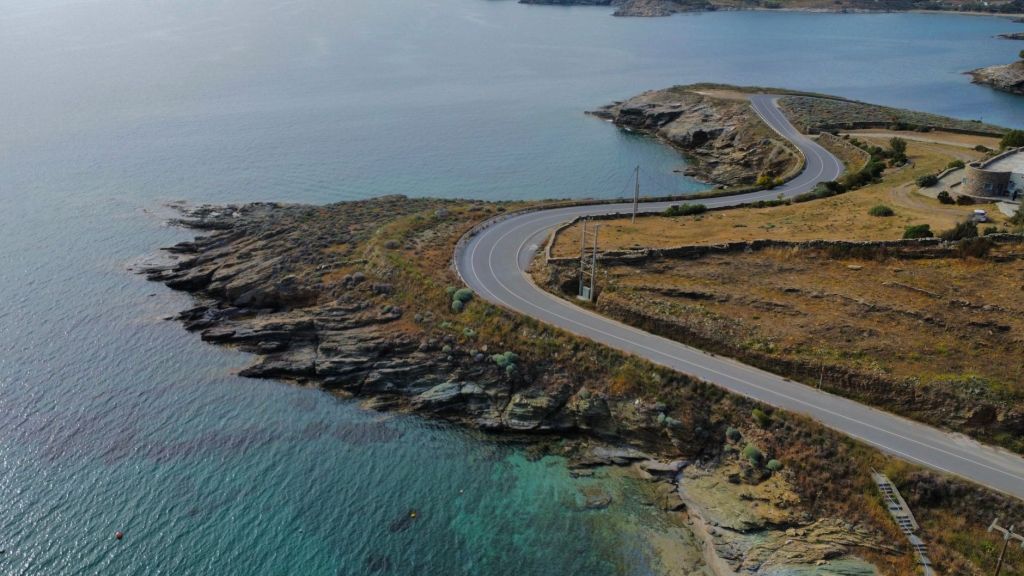 바다를 끼고 굽어지는 해안 도로를 위에서 내려다본 모습